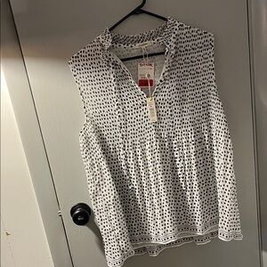 2 Max Studio Black and White Sleeveless Blouse